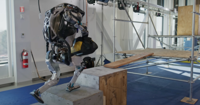 Atlas di Boston Dynamics è pronto per lavorare alla FIAT: la catena di montaggio non gli fa paura