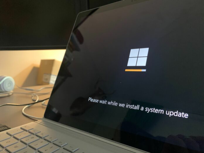 Windows 10, spuntano messaggi aggressivi che invitano a passare a Windows 11: come bloccarli