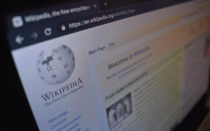 Articoli generati da IA: per Wikipedia rendono meno affidabile un sito Web