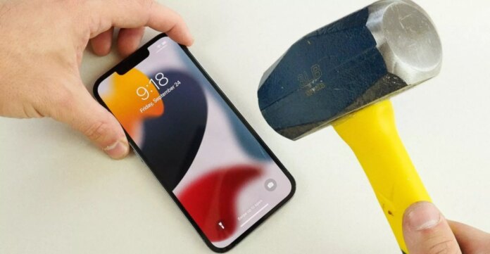 iPhone 17 con una grande novità, il display sarà immune a graffi e cadute