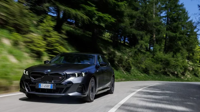 BMW Serie 5 Touring 2024, la prova su strada delle due varianti elettriche thumbnail