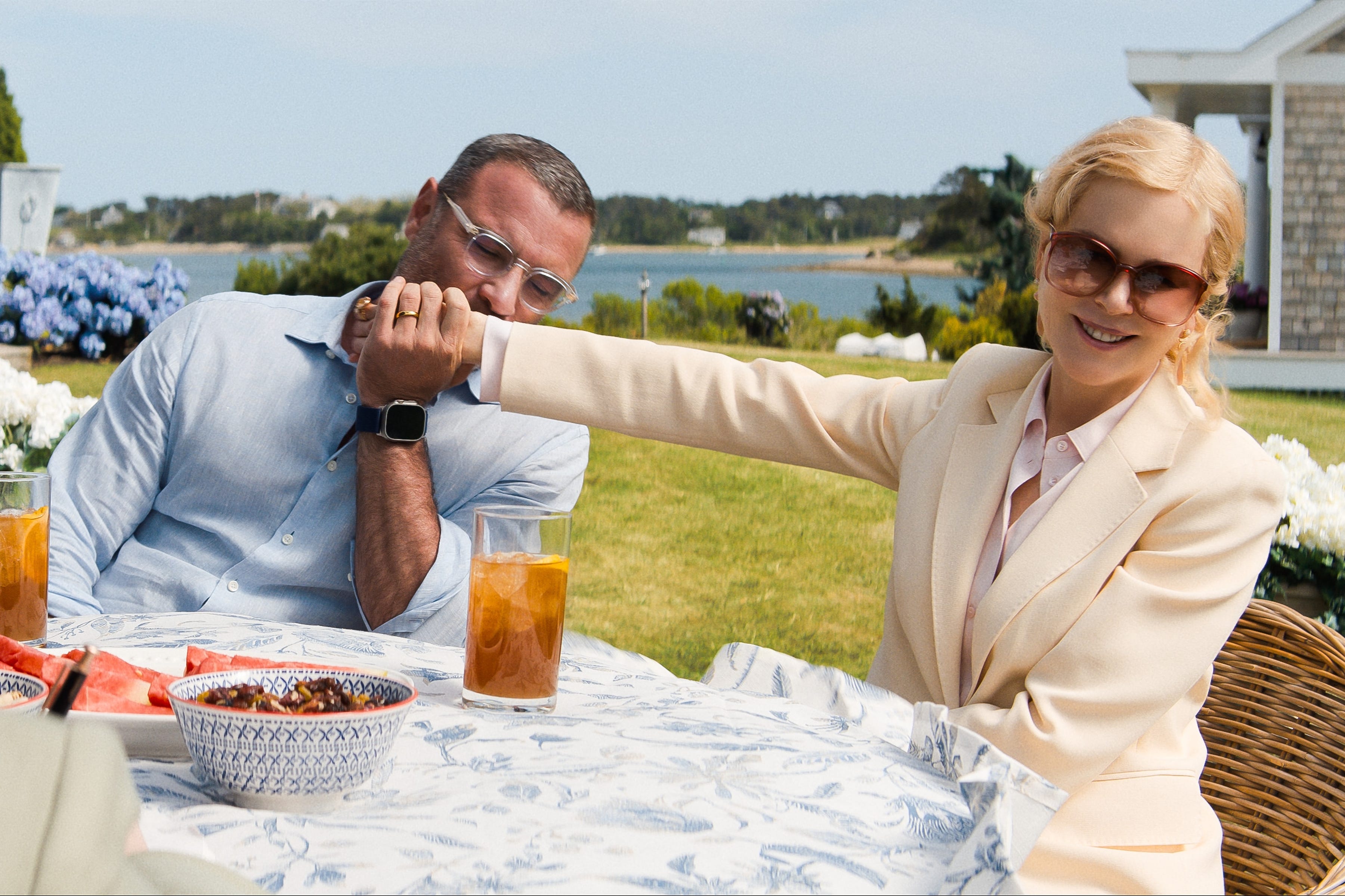 Nicole Kidman e Liev Schreiber nella serie "The Perfect Couple" di Netflix.